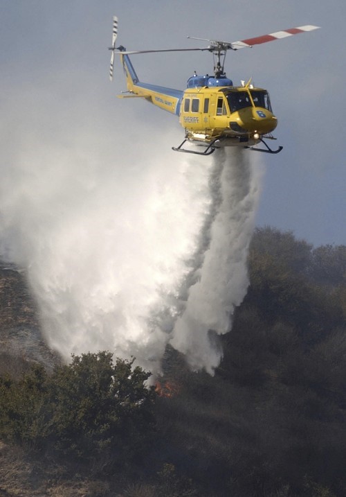 A Bell 212 helicopter from the Ventura County Sheriff’s Department in Calif., using a Simplex 304 Fire Attach system in 2010.